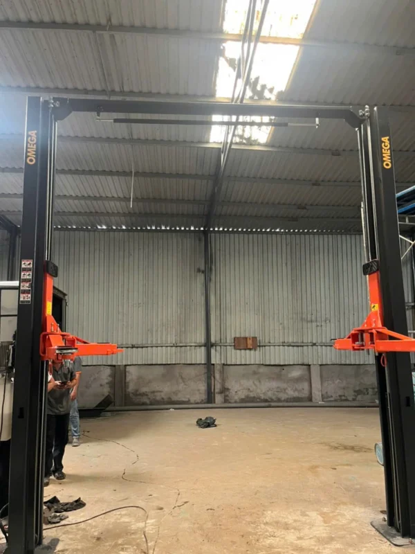 Cận cảnh cầu nâng ô tô 2 trụ Omega OM-40H-2 đã lắp đặt tại Thiết Bị Lộc Phát.