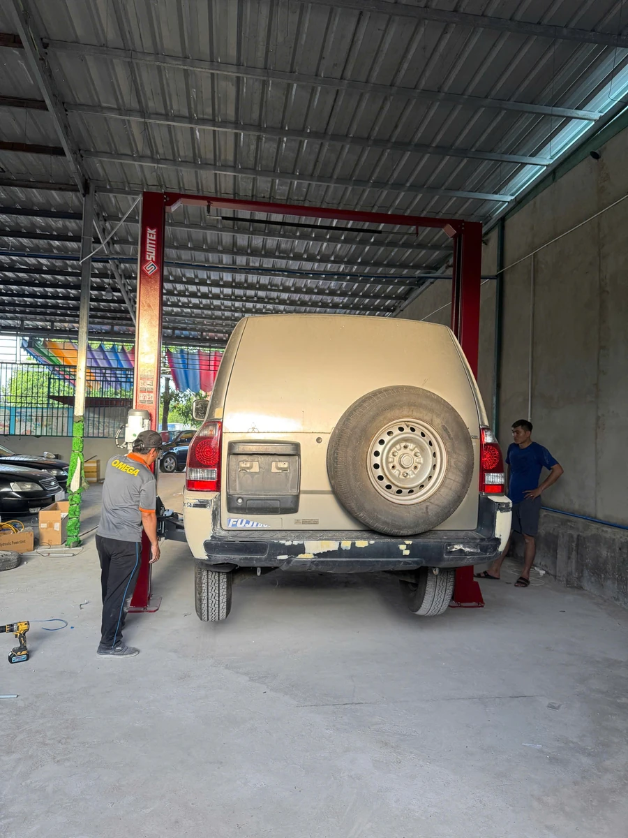 Cầu nâng 2 trụ SUNTEK 4000T hoàn thiện trong xưởng sửa xe