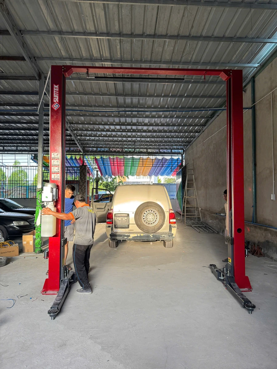 Cầu nâng 2 trụ SUNTEK 4000T vận chuyển về kho của Lộc Phát