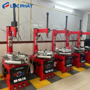 Dãy máy tháo lốp Suntek LP-910 và LP-920 màu đỏ đặt trong gara chuyên nghiệp.
