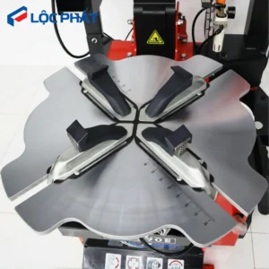 Mâm kẹp của máy tháo vỏ xe du lịch SunTek LP-990E, có các vấu kẹp chắc chắn, hiển thị thang đo đường kính.