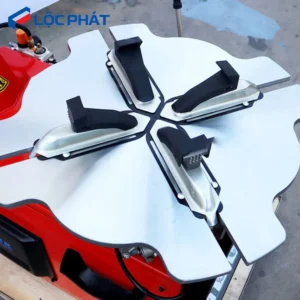 Cận cảnh mâm xoay của máy tháo lốp Suntek LP-910 với 4 chấu kẹp.
