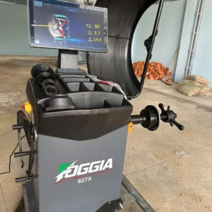 Máy cân bằng lốp Foggia 827X nhìn từ cạnh bên.