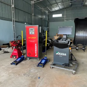 Máy cân bằng lốp Foggia 827X cùng các thiết bị sửa chữa xe hơi khác.
