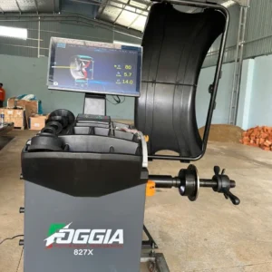 Máy cân bằng lốp Foggia 827X hiển thị thông số kỹ thuật trên màn hình.