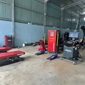 Máy cân bằng lốp Foggia 827X đặt trong không gian tiệm sửa chữa.