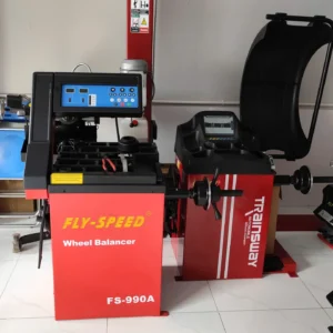 Máy cân mâm Fly Speed FS-990A và máy ép lốp trong gara sửa chữa ô tô.