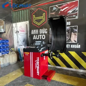 Máy cân bằng lốp ô tô Omega 825A tại Anh Đức Auto.