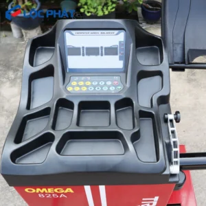 Bảng điều khiển máy cân bằng lốp ô tô Omega 825A.