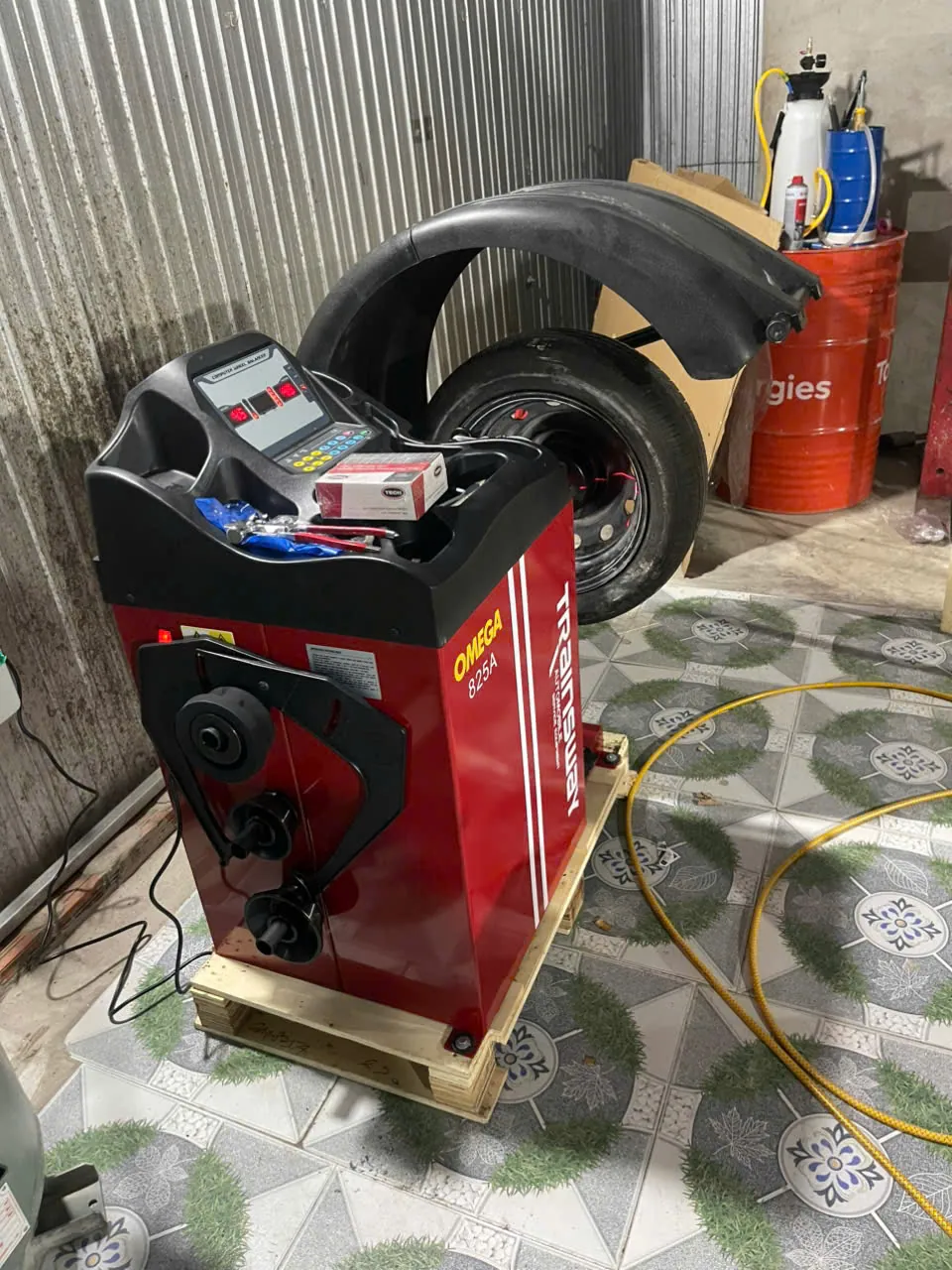 Góc nhìn bên phải máy cân mâm OMEGA 825A thực tế tại garage