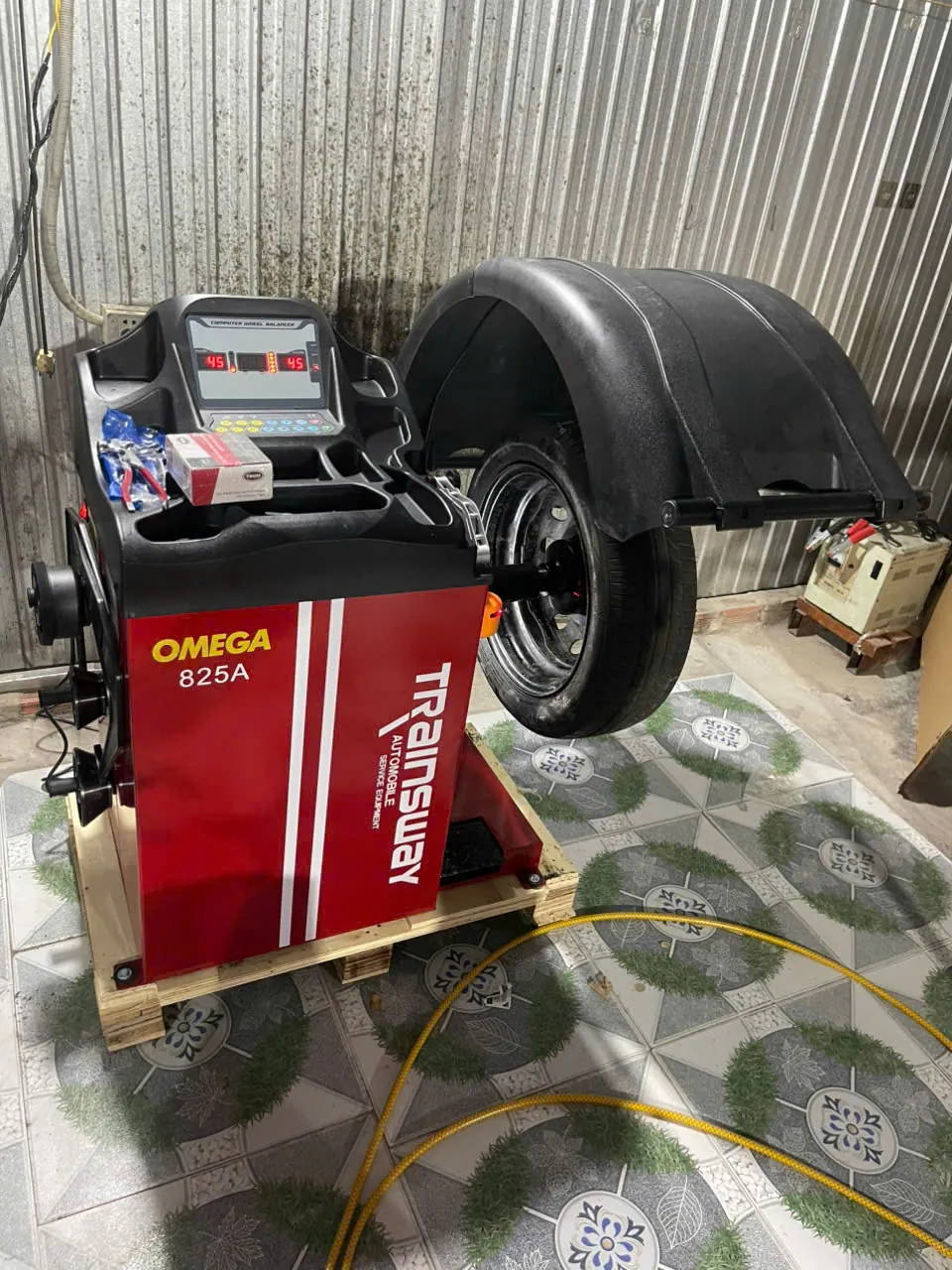 Góc nhìn bên trái máy cân mâm OMEGA 825A