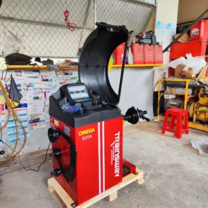 Máy cân bằng lốp ô tô Omega 825A màu đỏ, thiết kế chắc chắn.