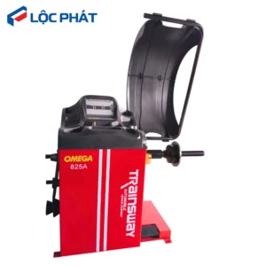 Máy cân bằng lốp ô tô Omega 825A màu đỏ, nắp che được mở.