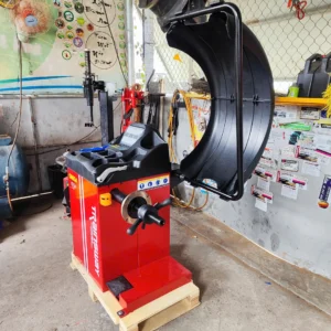 Máy cân bằng lốp ô tô Omega 825A màu đỏ, thiết bị garage.