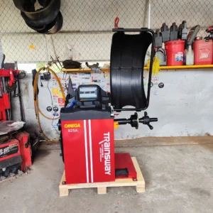 Máy cân bằng lốp ô tô Omega 825A màu đỏ, tổng thể.