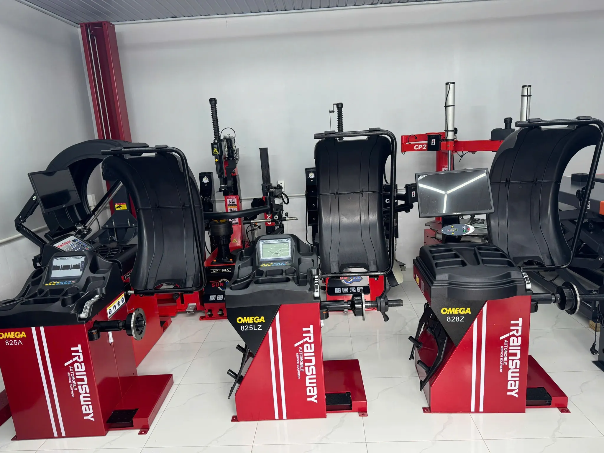 Máy cân mâm xe ô tô Omega 825LZ bản màu đỏ đen