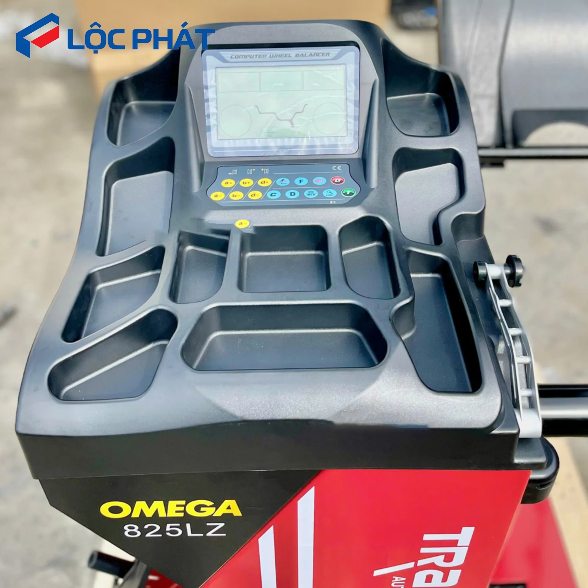 Máy cân bằng lốp ô tô Omega Trainsway 825LZ mặt trước