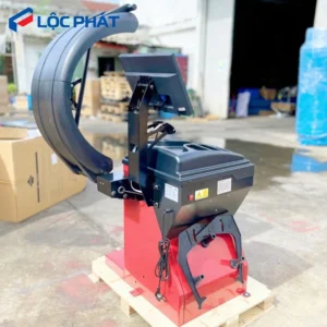 Máy cân mâm Omega 828Z Trainsway bên cạnh xe ô tô đang được nâng.