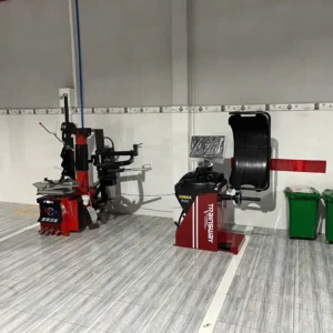 Máy cân mâm Omega 828Z Trainsway và máy tháo lốp trong gara hiện đại.