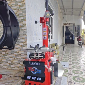 Máy tháo lốp Suntek LP-903 màu đỏ, chuẩn bị bàn giao.