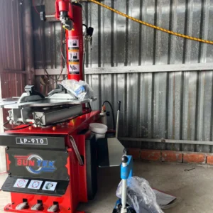 Máy tháo lốp Suntek LP-910 màu đỏ tại Bắc Liêu, thiết bị hỗ trợ nâng xe máy.