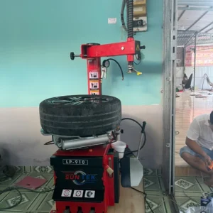 Máy tháo lốp Suntek LP-910 màu đỏ, sẵn sàng bàn giao cho khách hàng.