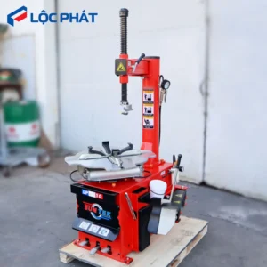 Máy tháo lốp Suntek LP-910 màu đỏ đặt trên pallet gỗ, sẵn sàng giao hàng.