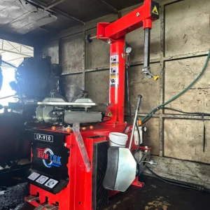 Máy tháo lốp Suntek LP-910 màu đỏ, thiết bị sửa chữa ô tô chuyên nghiệp.