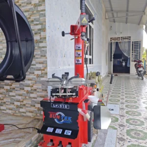 Máy tháo lốp Suntek LP-910 màu đỏ, sẵn sàng bàn giao cho khách hàng.