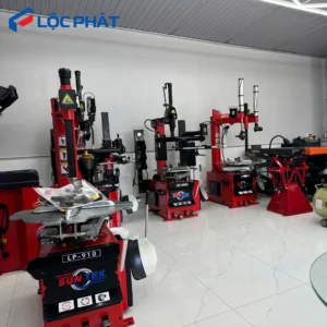 Máy tháo lốp Suntek LP-910 màu đỏ đặt trong không gian gara rộng rãi, sáng sủa.