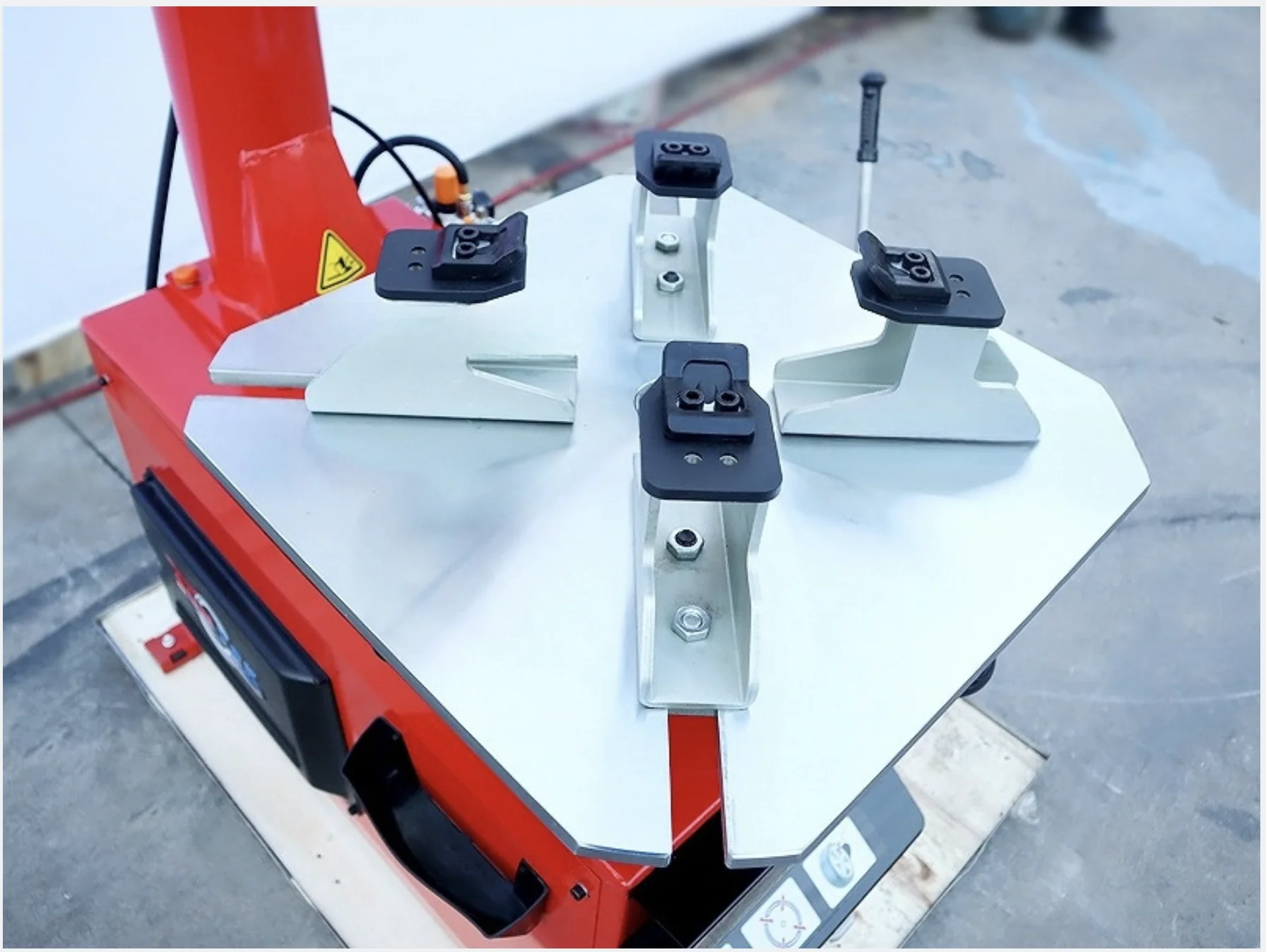 Khung sườn máy ra vào lốp ô tô du lịch SunTek