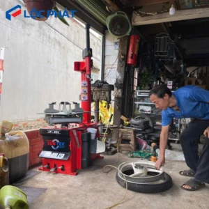 Máy tháo lốp Suntek LP-806 trong gara sửa chữa