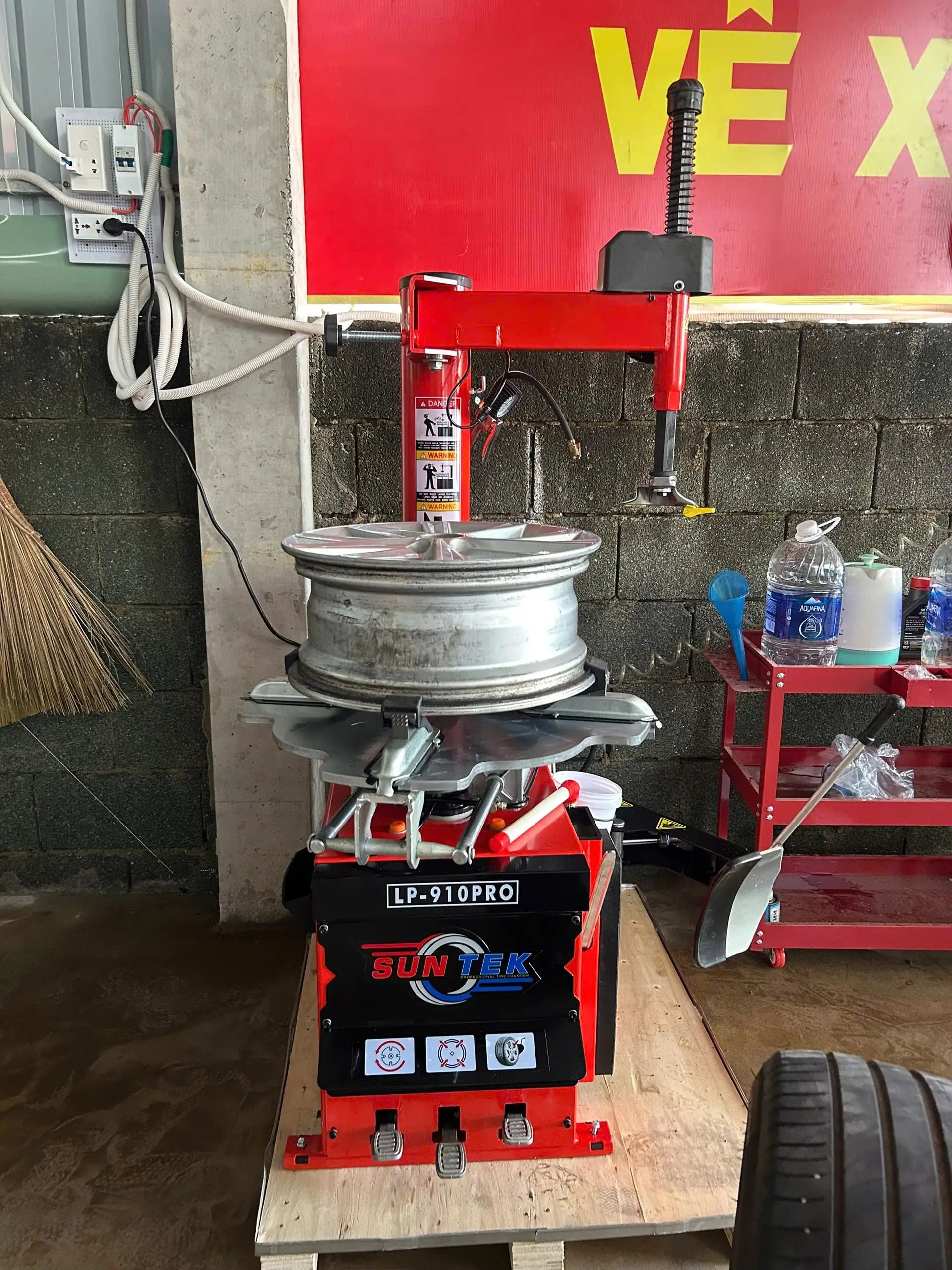 Máy Tháo Vỏ Xe Tay Ga Và Xe Du Lịch SunTek LP-910 Pro - Cận cảnh chấu kẹp đang ôm chặt la-zăng đúc