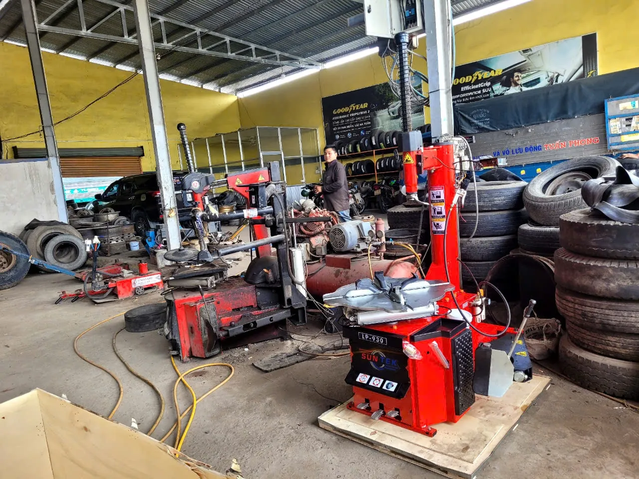 Bố cục gọn gàng của máy tháo lốp SunTek