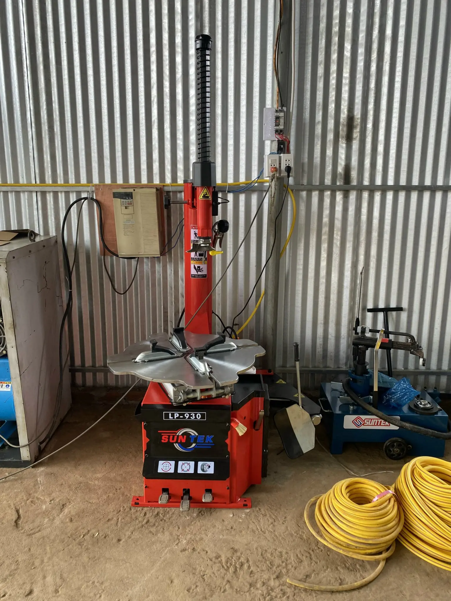 Góc chụp nghiêng máy tháo lốp khóa hơi