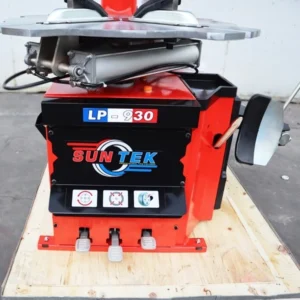 Máy tháo vỏ SUNTEK LP-930 (Khóa Hơi) với góc chụp từ phía trước và một phần cạnh bên, thể hiện thiết kế tổng thể.