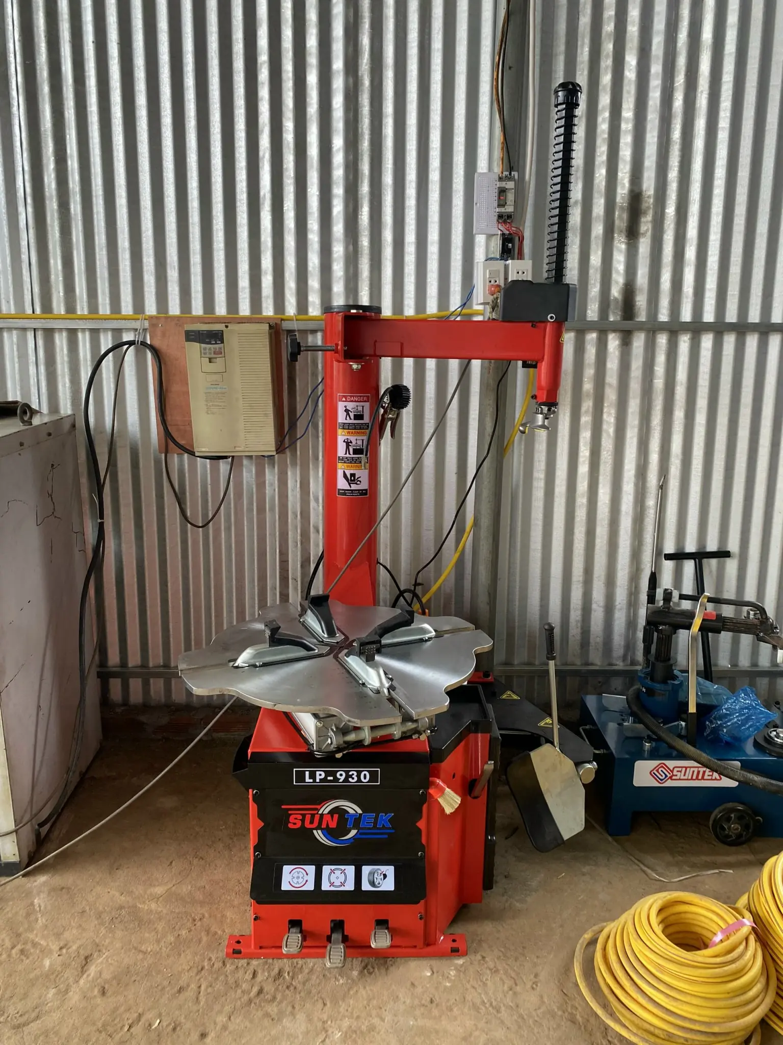 Chi tiết bộ phận bên máy ra vỏ lốp