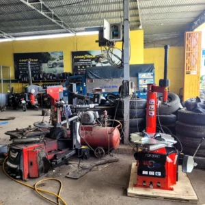 Máy tháo vỏ SUNTEK LP-930 (Khóa Hơi) đặt gần cửa gara, cho thấy vị trí thuận tiện cho việc di chuyển và sử dụng.