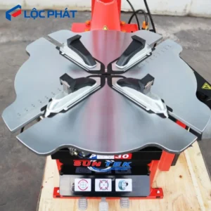 Cận cảnh bàn xoay và các vấu kẹp của máy tháo vỏ SUNTEK LP-930 (Khóa Hơi), thể hiện khả năng kẹp larăng.