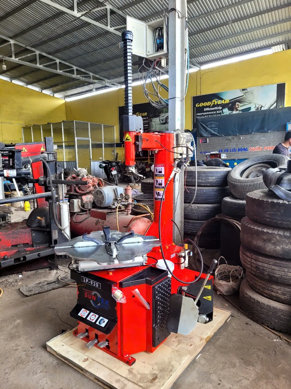 Máy tháo vỏ xe du lịch SunTek LP-930 lắp đặt thực tế tại Gara