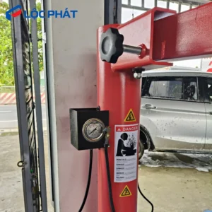 Máy tháo vỏ xe tay ga và du lịch FLY-SPEED FS-813LR với đồng hồ áp suất hiển thị rõ ràng.