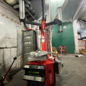 Máy tháo vỏ FLY-SPEED FS-813 đặt trong không gian gara, sẵn sàng làm việc.