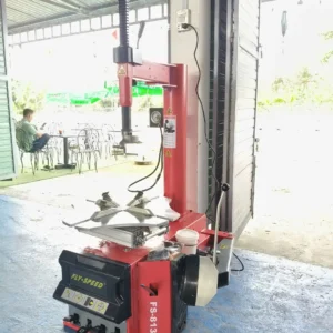 Máy tháo vỏ FLY-SPEED FS-813 nhìn từ góc thấp phía trước, tập trung vào phần đế.