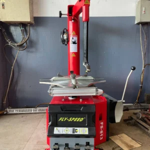 Máy tháo vỏ FLY-SPEED FS-813 nhìn từ góc thấp phía trước, nhấn mạnh vào phần thân máy.