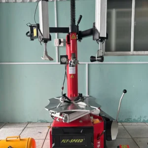 Máy tháo vỏ FLY-SPEED FS-813 nhìn từ góc thấp phía trước, tập trung vào các chi tiết.