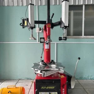 Máy tháo vỏ FLY-SPEED FS-813 nhìn từ góc thấp phía trước, chi tiết phần đầu máy.