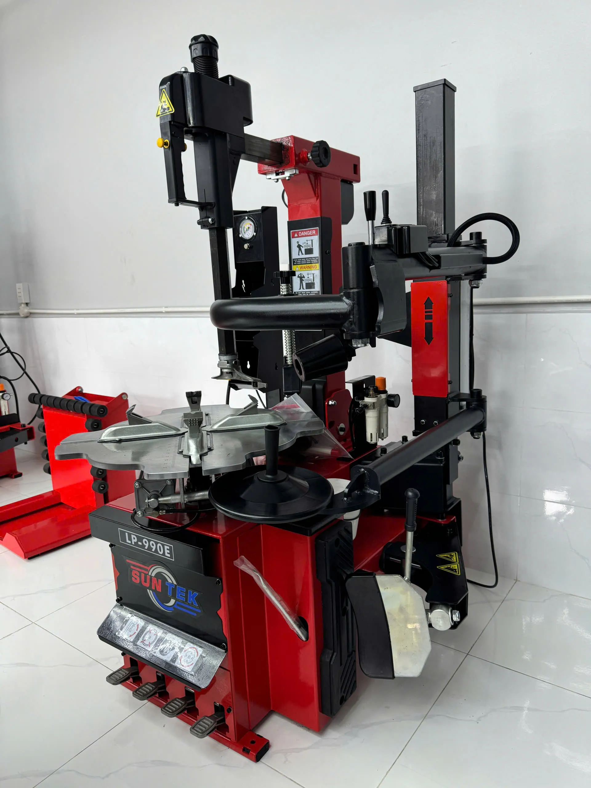 Chuyên gia Lâm Tùng phân tích Máy Tháo Vỏ Xe Du Lịch Cần Ngã SunTek LP-990E