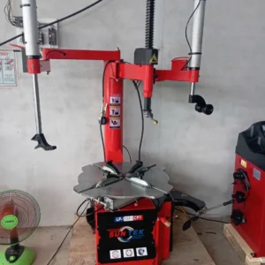 Máy tháo vỏ xe du lịch SUNTEK LP-930 đặt trong không gian gara