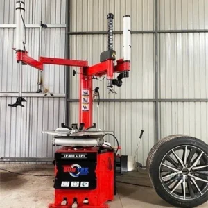 Máy tháo vỏ SUNTEK LP-930 bên cạnh bánh xe du lịch