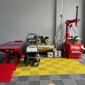 Máy thay lốp, máy nén khí và các thiết bị sửa chữa lốp xe khác.